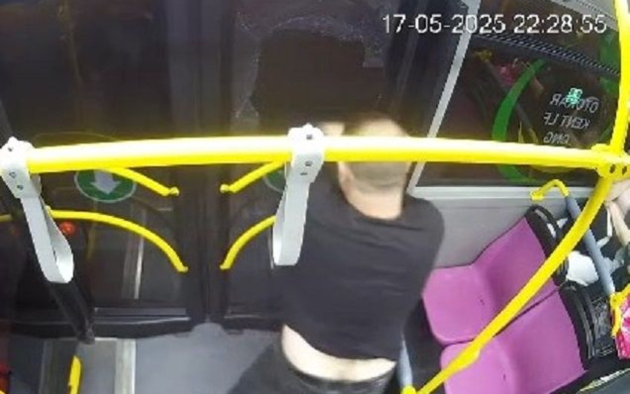 Avtobusun şüşəsini sındıran şəxssaxlanıldı (VİDEO)